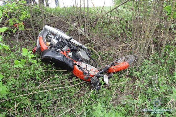 Поблизу Городка лоб у лоб зіткнулися Renault та мотоцикл. Водій помер на дорозі, фото №1 на сайті vsim.ua