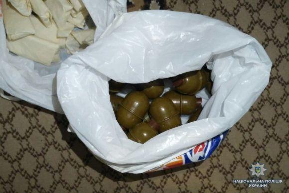 Новини Вінниці - фото з Мав продати: у квартирі вінничанина знайшли 18 бойових гранат Мав продати: у квартирі вінничанина знайшли 18 бойових гранат, фото №1 на сайті 20minut.ua