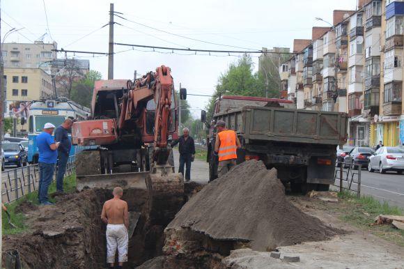 На Замостянській зрубали старі дерева. Хто це робить і навіщо?, фото №2 на сайті 20minut.ua