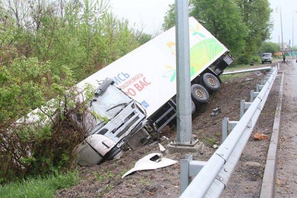 Новини Вінниці - фото з У Вінницькому районі з траси з'їхала завантажена курятиною фура У Вінницькому районі з траси з'їхала завантажена курятиною фура, фото №1 на сайті 20minut.ua