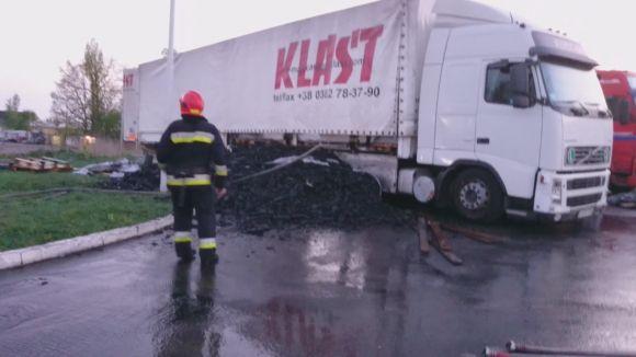 Новини Вінниці - фото з На виїзді з Вінниці загорілася вантажівка, що стояла на заправці На виїзді з Вінниці загорілася вантажівка, що стояла на заправці, фото №1 на сайті 20minut.ua