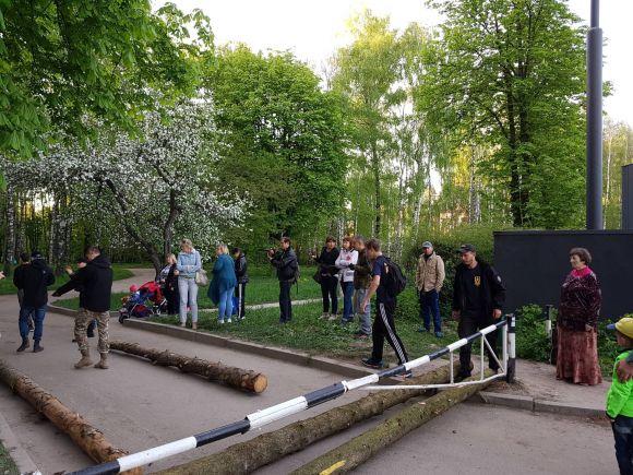 Новини Тернополя - фото з У Парку Нацвідродження люди знесли огорожу. Фото, відео (оновлено) У Парку Нацвідродження люди знесли огорожу. Фото, відео (оновлено), фото №1 на сайті 20minut.ua