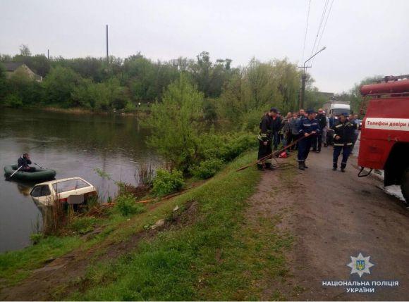 У Липовці п'яний чоловік за кермом «ВАЗу» тікав від поліції та в'їхав у річку, фото №2 на сайті 20minut.ua