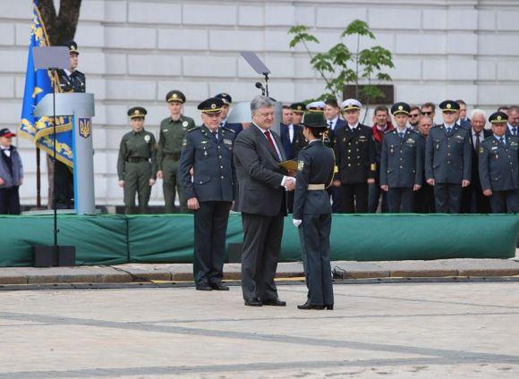 Новини Хмельницького - фото з На Софійській площі у Києві Порошенко вручив дипломи прикордонникам На Софійській площі у Києві Порошенко вручив дипломи прикордонникам, фото №1 на сайті vsim.ua
