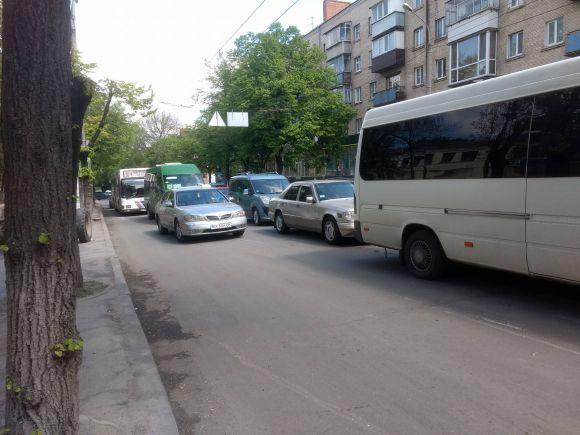 Фото дня: Кам’янецька в заторах через латання дороги, фото №2 на сайті vsim.ua