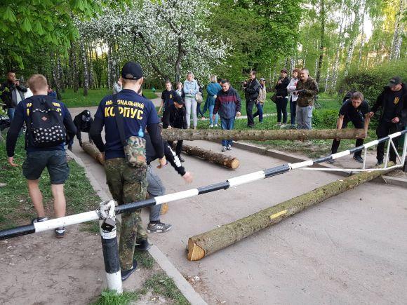 Новини Тернополя - фото з У Парку Нацвідродження люди знесли огорожу. Фото, відео (оновлено) У Парку Нацвідродження люди знесли огорожу. Фото, відео (оновлено), фото №4 на сайті 20minut.ua