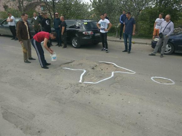 У Кременці у ямах на дорогах "виросли" квіти, фото №1 на сайті 20minut.ua