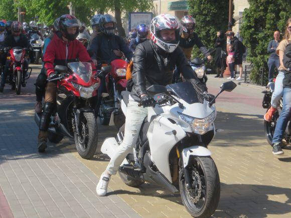 Новини Хмельницького - фото з Під рев "залізних коней": у Хмельницькому байкери відкрили мотосезон (ФОТО) Під рев "залізних коней": у Хмельницькому байкери відкрили мотосезон (ФОТО), фото №24 на сайті vsim.ua