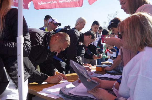 Приходьте на пробіжку! Біля «Книжки» реєструють учасників AUTO.RIA Вінниця Напівмарафон на сайті 20minut.ua Приходьте на пробіжку! Біля «Книжки» реєструють учасників AUTO.RIA Вінниця Напівмарафон, фото №1 на сайті 20minut.ua