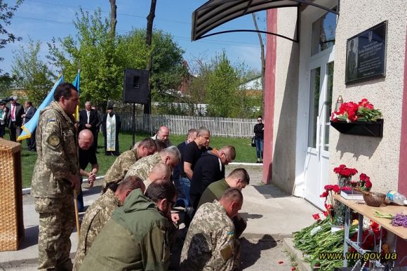 Герою АТО Олександру Штейку відкрили меморіальну дошку на сайті 20minut.ua Герою АТО Олександру Штейку відкрили меморіальну дошку, фото №3 на сайті 20minut.ua
