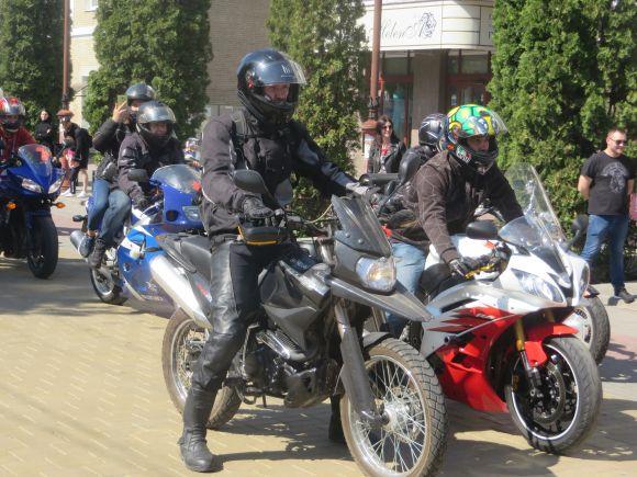 Новини Хмельницького - фото з Під рев "залізних коней": у Хмельницькому байкери відкрили мотосезон (ФОТО) Під рев "залізних коней": у Хмельницькому байкери відкрили мотосезон (ФОТО), фото №23 на сайті vsim.ua