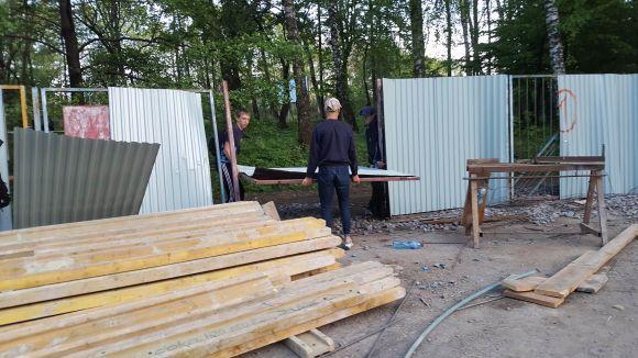 Новини Тернополя - фото з У Парку Нацвідродження люди знесли огорожу. Фото, відео (оновлено) У Парку Нацвідродження люди знесли огорожу. Фото, відео (оновлено), фото №10 на сайті 20minut.ua