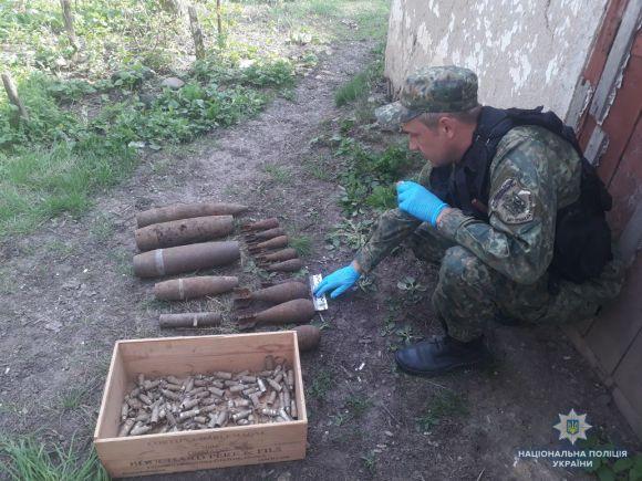 Новини Вінниці - фото з Втретє у жителя Теплика вилучають арсенал зброї. Де він її бере? Втретє у жителя Теплика вилучають арсенал зброї. Де він її бере?, фото №2 на сайті 20minut.ua