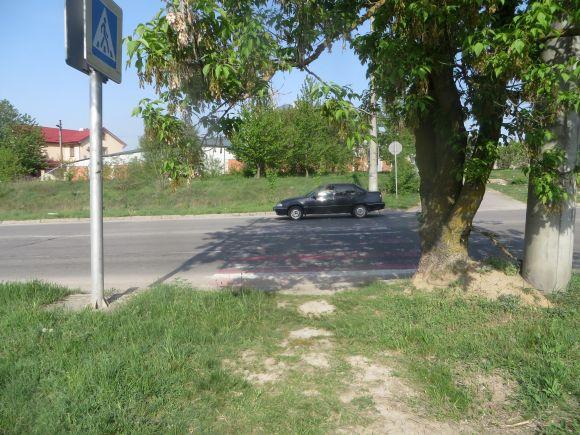 На Бандери замість тротуарів - витоптані стежки. Влада ремонтувати не збирається, фото №2 на сайті vsim.ua