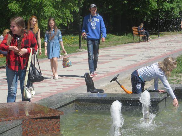 Новини Хмельницького - фото з У Дендропарку запрацював новий фонтан (ВІДЕО) У Дендропарку запрацював новий фонтан (ВІДЕО), фото №2 на сайті vsim.ua