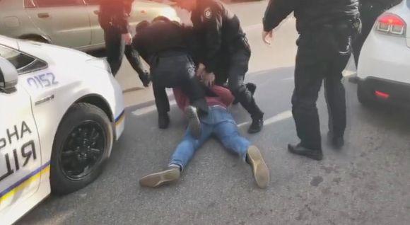 Новини Вінниці - фото з «Копи» поклали водія обличчям в асфальт. Шість питань про ситуацію «Копи» поклали водія обличчям в асфальт. Шість питань про ситуацію, фото №1 на сайті 20minut.ua