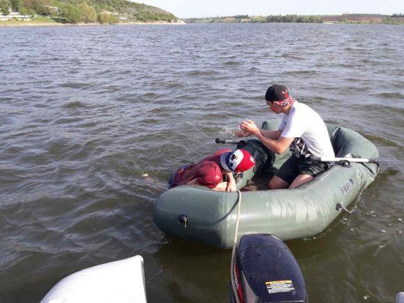 Новини Хмельницького - фото з На Дністрі у чотирьох підлітків посеред річки спустив човен На Дністрі у чотирьох підлітків посеред річки спустив човен, фото №1 на сайті vsim.ua