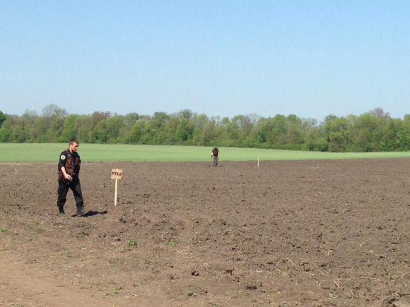 Новини Вінниці - фото з Під Вінницею на полі таблички з написом «Міни». Викликали вибухотехніків Під Вінницею на полі таблички з написом «Міни». Викликали вибухотехніків, фото №3 на сайті 20minut.ua
