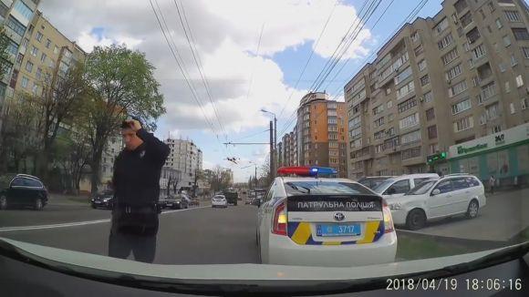 Новини Вінниці - фото з «Копи» поклали водія обличчям в асфальт. Шість питань про ситуацію «Копи» поклали водія обличчям в асфальт. Шість питань про ситуацію, фото №3 на сайті 20minut.ua