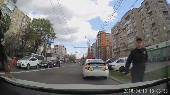 Новини Вінниці - фото з «Копи» поклали водія обличчям в асфальт. Шість питань про ситуацію «Копи» поклали водія обличчям в асфальт. Шість питань про ситуацію, фото №4 на сайті 20minut.ua