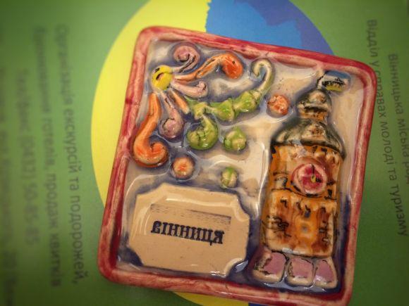 Новини Вінниці - фото з Магніти з фонтану, сало та солодощі: чим славиться Вінниця сувенірна? Керамічний магніт ручної роботи