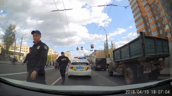 Новини Вінниці - фото з «Копи» поклали водія обличчям в асфальт. Шість питань про ситуацію «Копи» поклали водія обличчям в асфальт. Шість питань про ситуацію, фото №5 на сайті 20minut.ua