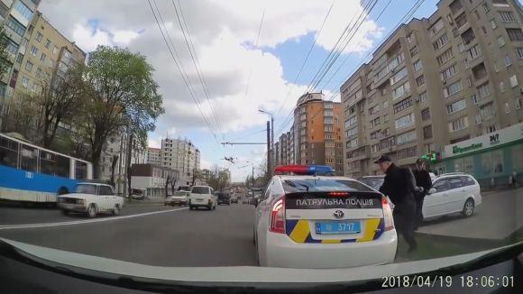 Новини Вінниці - фото з «Копи» поклали водія обличчям в асфальт. Шість питань про ситуацію «Копи» поклали водія обличчям в асфальт. Шість питань про ситуацію, фото №2 на сайті 20minut.ua