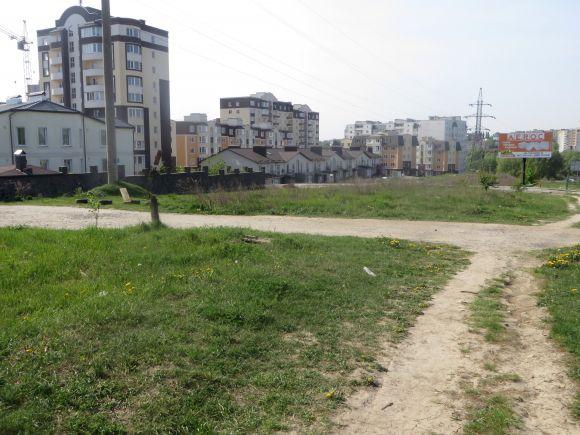 На Бандери замість тротуарів - витоптані стежки. Влада ремонтувати не збирається, фото №1 на сайті vsim.ua