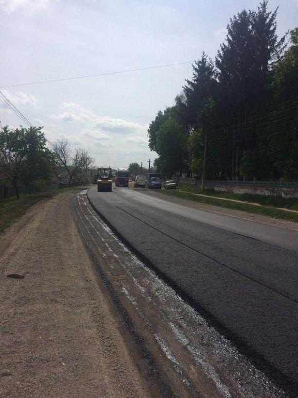 Рівняють та заливають асфальт: дорожники взялися за трасу на Чемеровеччині, фото №1 на сайті vsim.ua