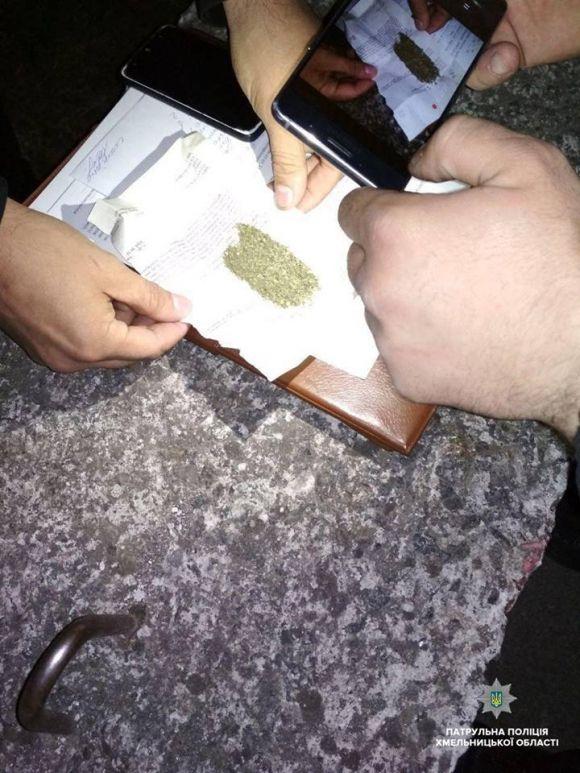 Новини Хмельницького - фото з Вночі посеред парку Чекмана з наркотиками попався 19-річний хмельничанин Вночі посеред парку Чекмана з наркотиками попався 19-річний хмельничанин, фото №1 на сайті vsim.ua