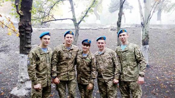 Новини Козятина - фото з Сто одна троянда для Катрусі! Вона винесла на своїх плечах із поля бою понад сотню поранених українських десантників Сто одна троянда для Катрусі! Вона винесла на своїх плечах із поля бою понад сотню поранених українських десантників, фото №6 на сайті 20minut.ua