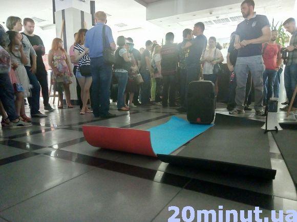 Новини Вінниці - фото з Мітинг у вінницькій  мерії. Переселенці вимагали соціальне житло Мітинг у вінницькій  мерії. Переселенці вимагали соціальне житло, фото №2 на сайті 20minut.ua