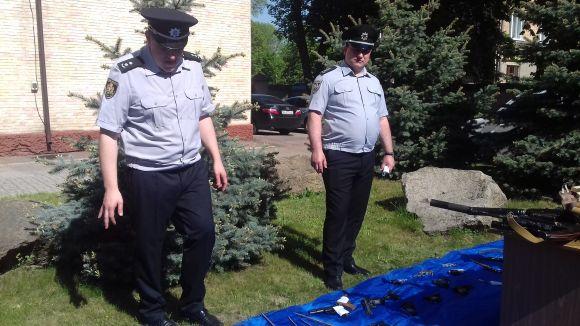 Упродовж квітня жителі Житомирщини принесли до поліції 263 одиниці зброї, фото №2 на сайті 20minut.ua