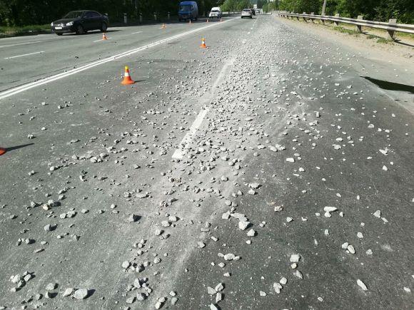 На Західно-Окружній - затор. Водій вантажівки прибирає дорогу, фото №1 на сайті vsim.ua