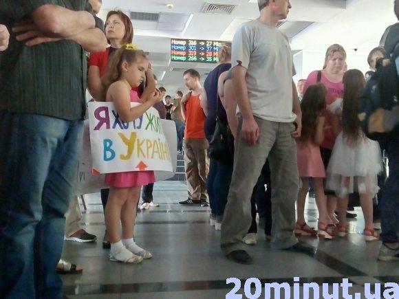 Новини Вінниці - фото з Мітинг у вінницькій  мерії. Переселенці вимагали соціальне житло Мітинг у вінницькій  мерії. Переселенці вимагали соціальне житло, фото №1 на сайті 20minut.ua