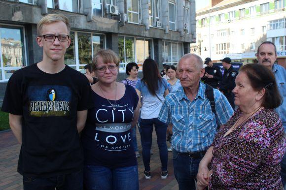 Новини Вінниці - фото з «Ми — вінничани, ми теж Україна». Чого досягли переселенці на мітингу під мерією «Ми — вінничани, ми теж Україна». Чого досягли переселенці на мітингу під мерією, фото №4 на сайті 20minut.ua