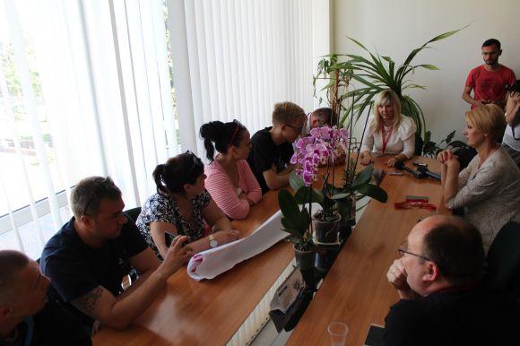 Новини Вінниці - фото з «Ми — вінничани, ми теж Україна». Чого досягли переселенці на мітингу під мерією «Ми — вінничани, ми теж Україна». Чого досягли переселенці на мітингу під мерією, фото №10 на сайті 20minut.ua