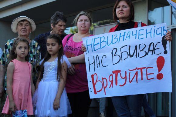 Новини Вінниці - фото з «Ми — вінничани, ми теж Україна». Чого досягли переселенці на мітингу під мерією «Ми — вінничани, ми теж Україна». Чого досягли переселенці на мітингу під мерією, фото №3 на сайті 20minut.ua
