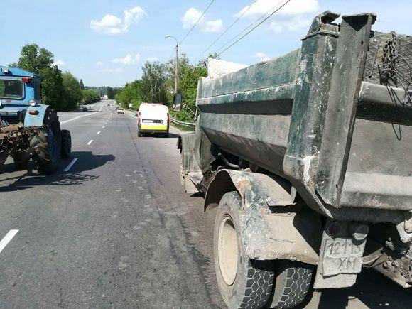 На Західно-Окружній - затор. Водій вантажівки прибирає дорогу, фото №2 на сайті vsim.ua