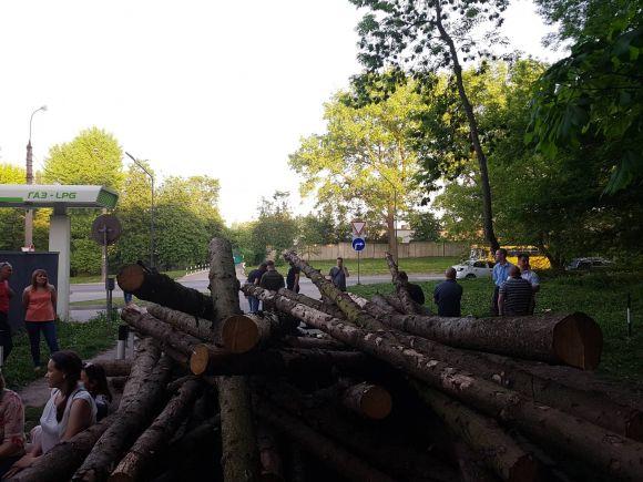 У Тернополі забарикадували три під'їзди до скандальної будови у Парку Нацвідродження, фото №1 на сайті 20minut.ua