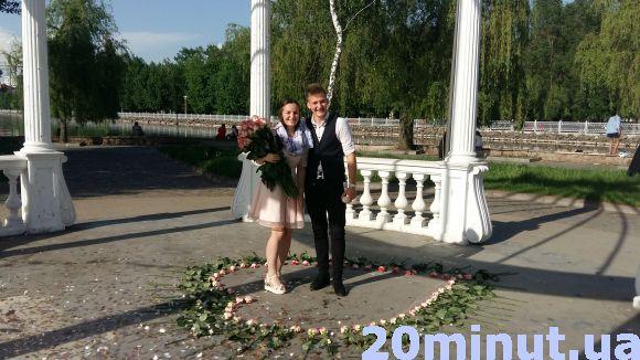 Освідчення на острівку закоханих знімали на мобільні десятки перехожих. Оля сказала: "Так!", фото №5 на сайті 20minut.ua
