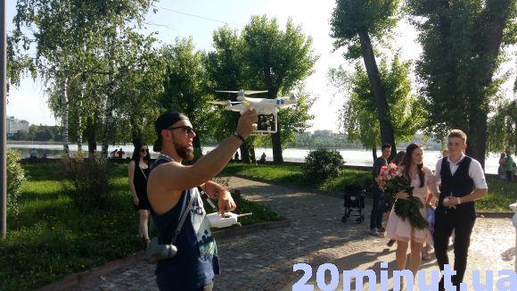 Освідчення на острівку закоханих знімали на мобільні десятки перехожих. Оля сказала: "Так!", фото №6 на сайті 20minut.ua