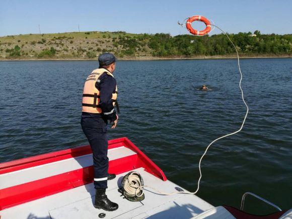 На Дністрі врятували рибалку, човен якого затонув, фото №1 на сайті vsim.ua