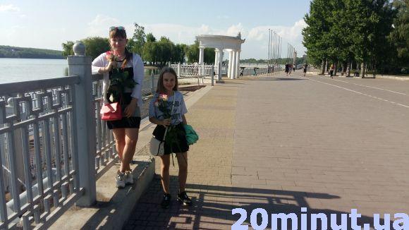 Освідчення на острівку закоханих знімали на мобільні десятки перехожих. Оля сказала: "Так!", фото №1 на сайті 20minut.ua