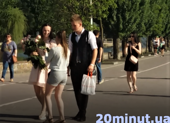 Освідчення на острівку закоханих знімали на мобільні десятки перехожих. Оля сказала: "Так!", фото №2 на сайті 20minut.ua