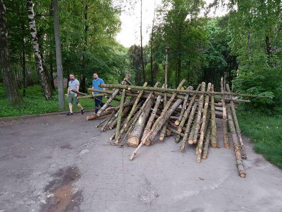 У Тернополі забарикадували три під'їзди до скандальної будови у Парку Нацвідродження, фото №4 на сайті 20minut.ua