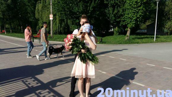 Освідчення на острівку закоханих знімали на мобільні десятки перехожих. Оля сказала: "Так!", фото №3 на сайті 20minut.ua