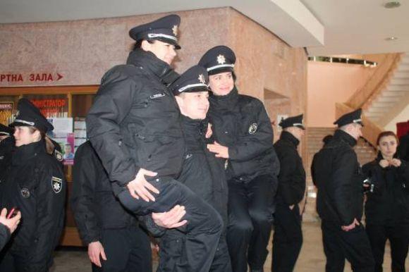 Новини Вінниці - фото з Гучні затримання та врятовані життя: найбільш резонансні випадки за участі «копів» у Вінниці Гучні затримання та врятовані життя: найбільш резонансні випадки за участі «копів» у Вінниці, фото №1 на сайті 20minut.ua