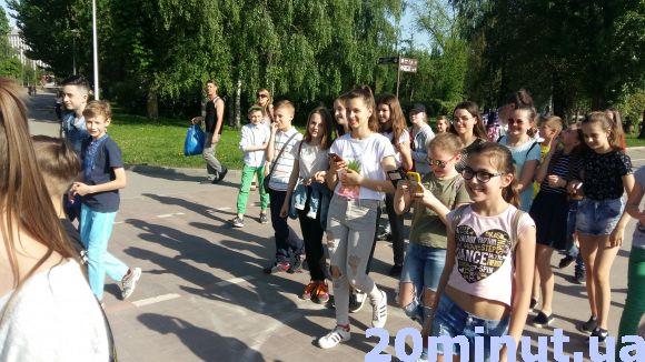 Освідчення на острівку закоханих знімали на мобільні десятки перехожих. Оля сказала: "Так!", фото №4 на сайті 20minut.ua