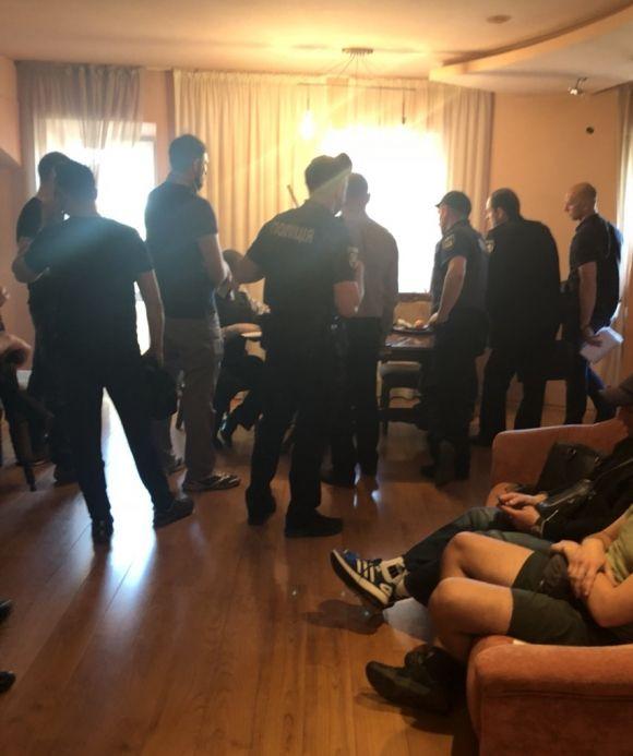 Озброєні колектори зламали броньовані двері і вклали підлітка лицем в підлогу, фото №2 на сайті 20minut.ua